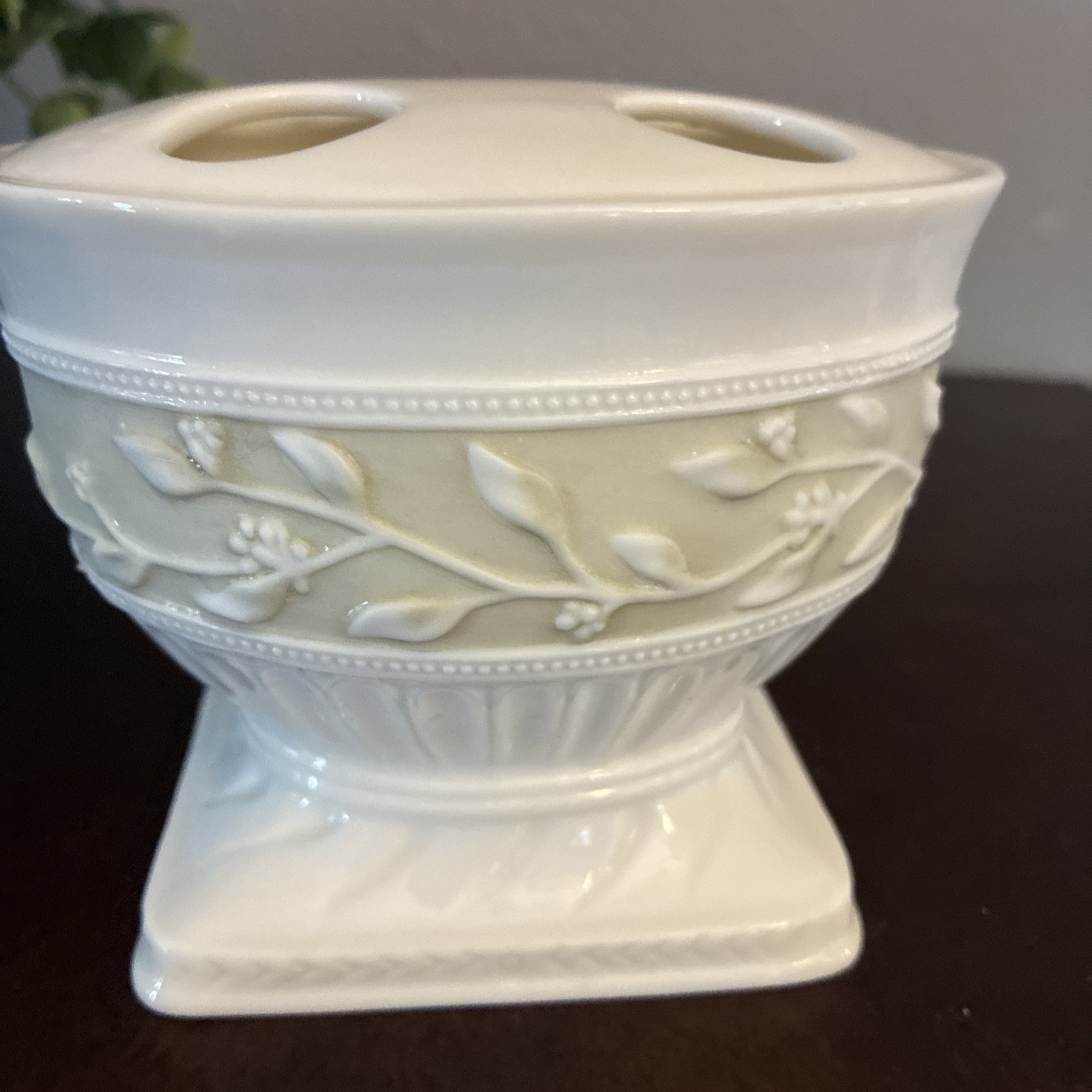 Croscill Willow Brook Acadia Ceramic Off White Toothbrush Holder Celery Bathroom