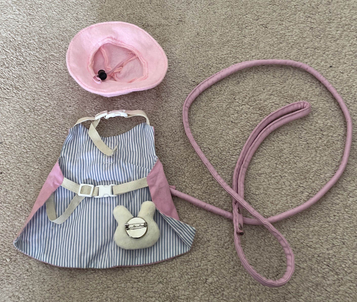 Small Bunny Pink Dress Leash With Hat And Pin