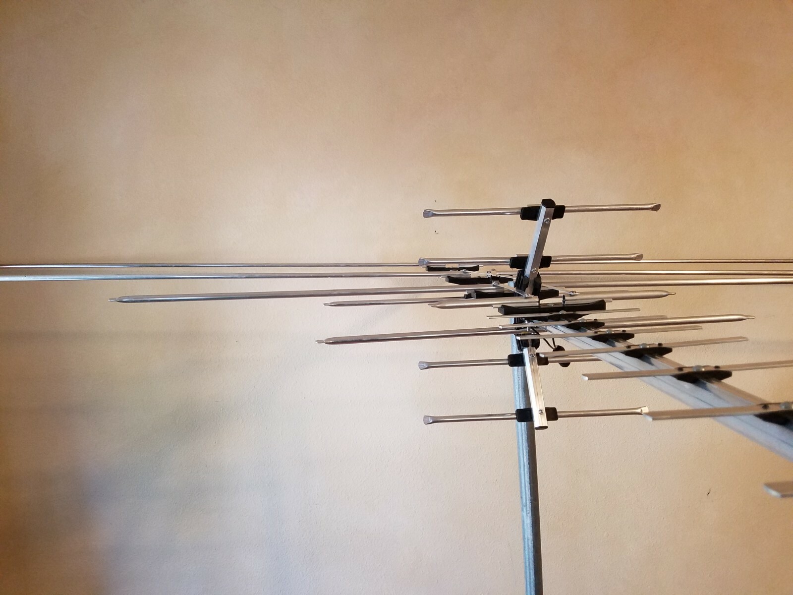 250 Mile Long Range HDTV1080p Outdoes 990 m TV Antenna Digital UHF/VHF FM Radio