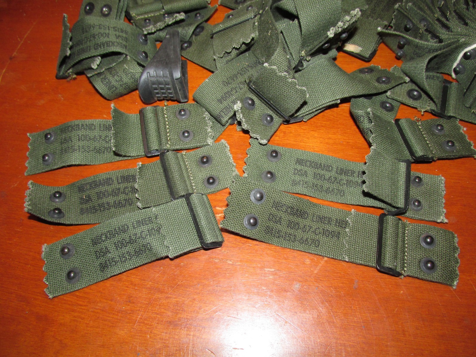 ORIGINAL, MINT, UNISSUED VIETNAM 1967 DATED M1 HELMET LINER NAPE STRAP