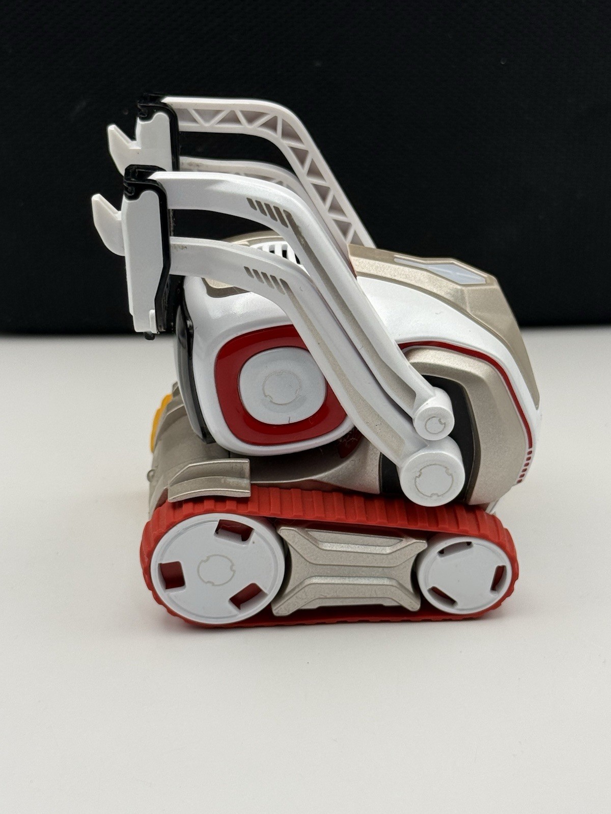 Anki 300-00046 Cozmo Robot With 3 Cubes Charger Case And More POWERS ON; AS-IS!