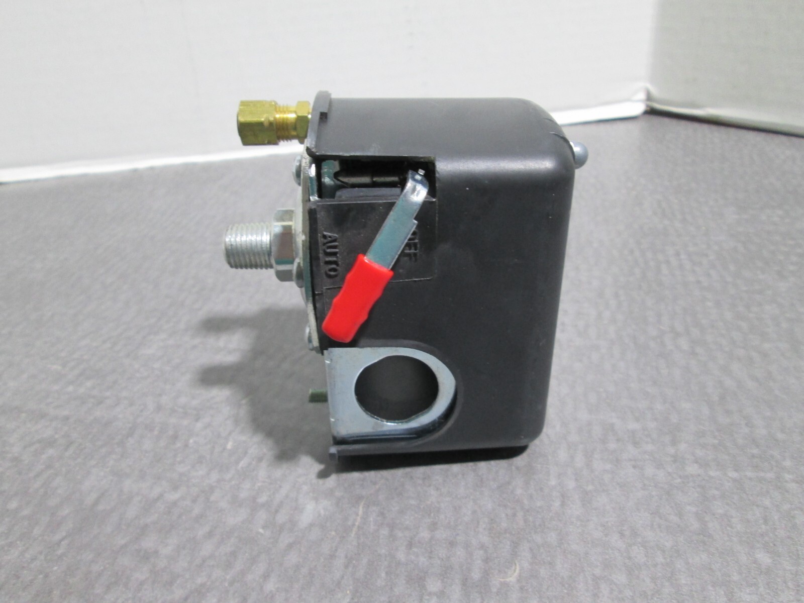 SQUARE D 9013 FHG39M1XZ22 PRESSURE SWITCH W/ ON-OFF LEVER SINGLE PORT NEW