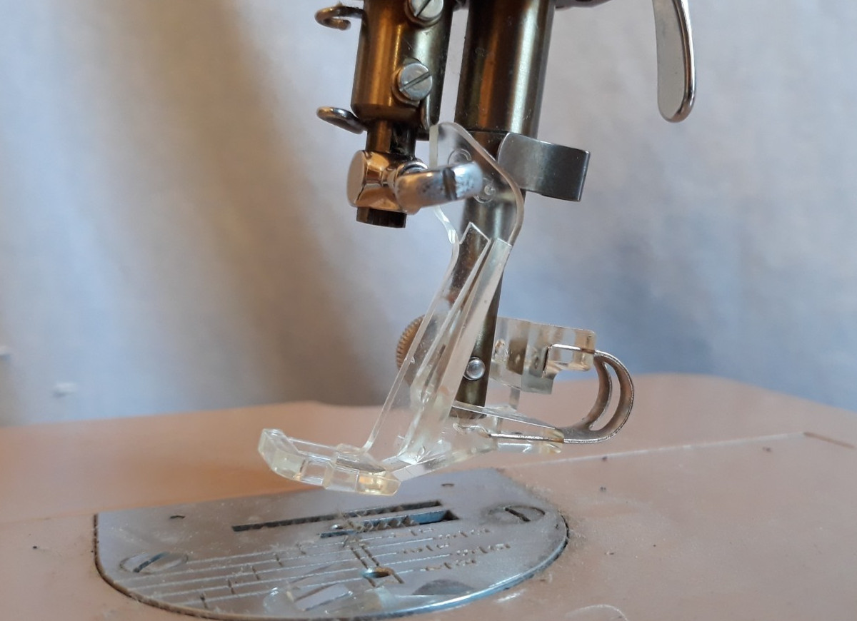 Singer Sewing Machine 301 401 403 500 503 Slant Embroidery Free Motion Foot