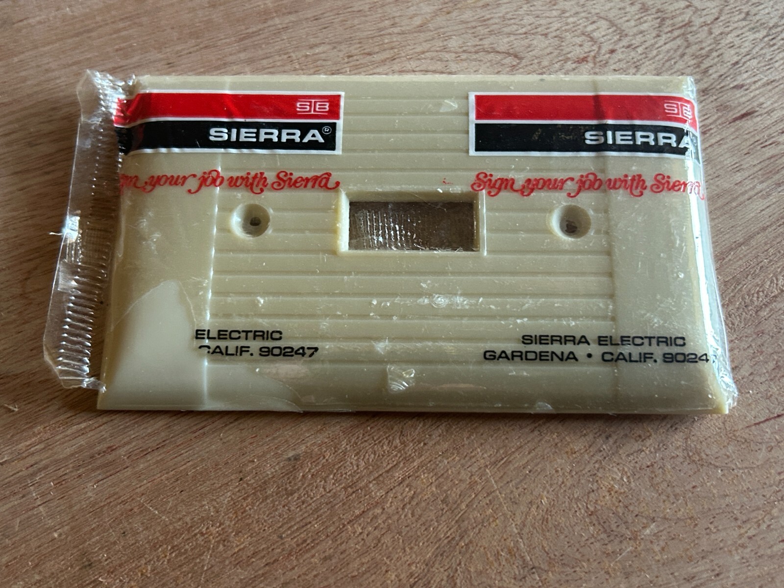 Sierra Single Toggle Switch Cover Wall Plate Lot 24 Ivory Ribbed Vtg Plastic NOS