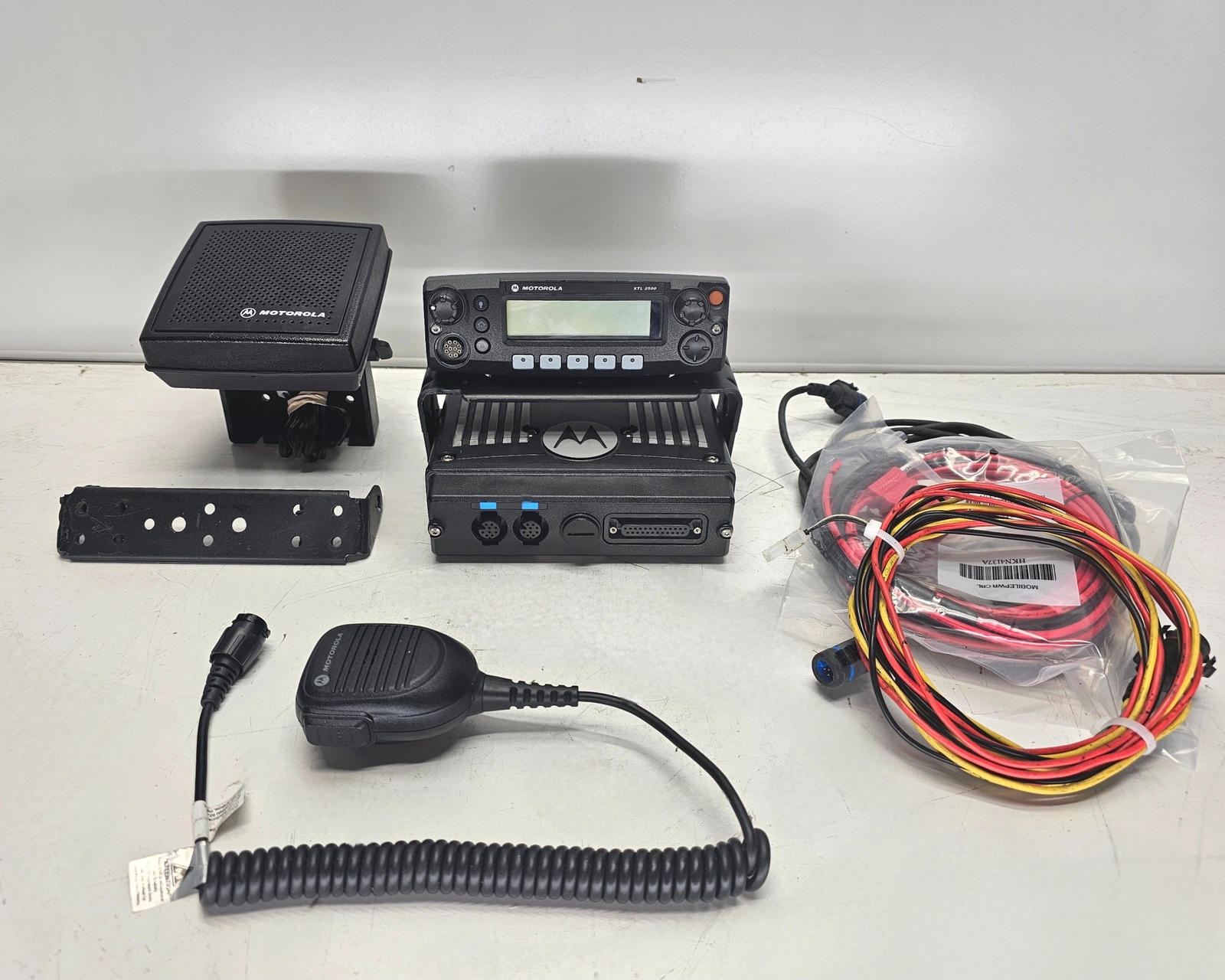 Motorola XTL2500 700/800MHz Mobile Radio ( 35W ) - Remote Mount