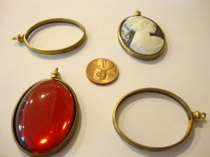 3 VINTAGE BRASS GROOVED EDGE 40x30mm. OVAL SCREW TOP PENDANT SETTINGS 1907