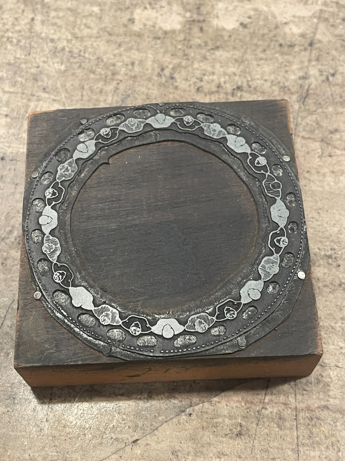 Printing Letterpress Printers Block Overhead View - People In Circle (1660)