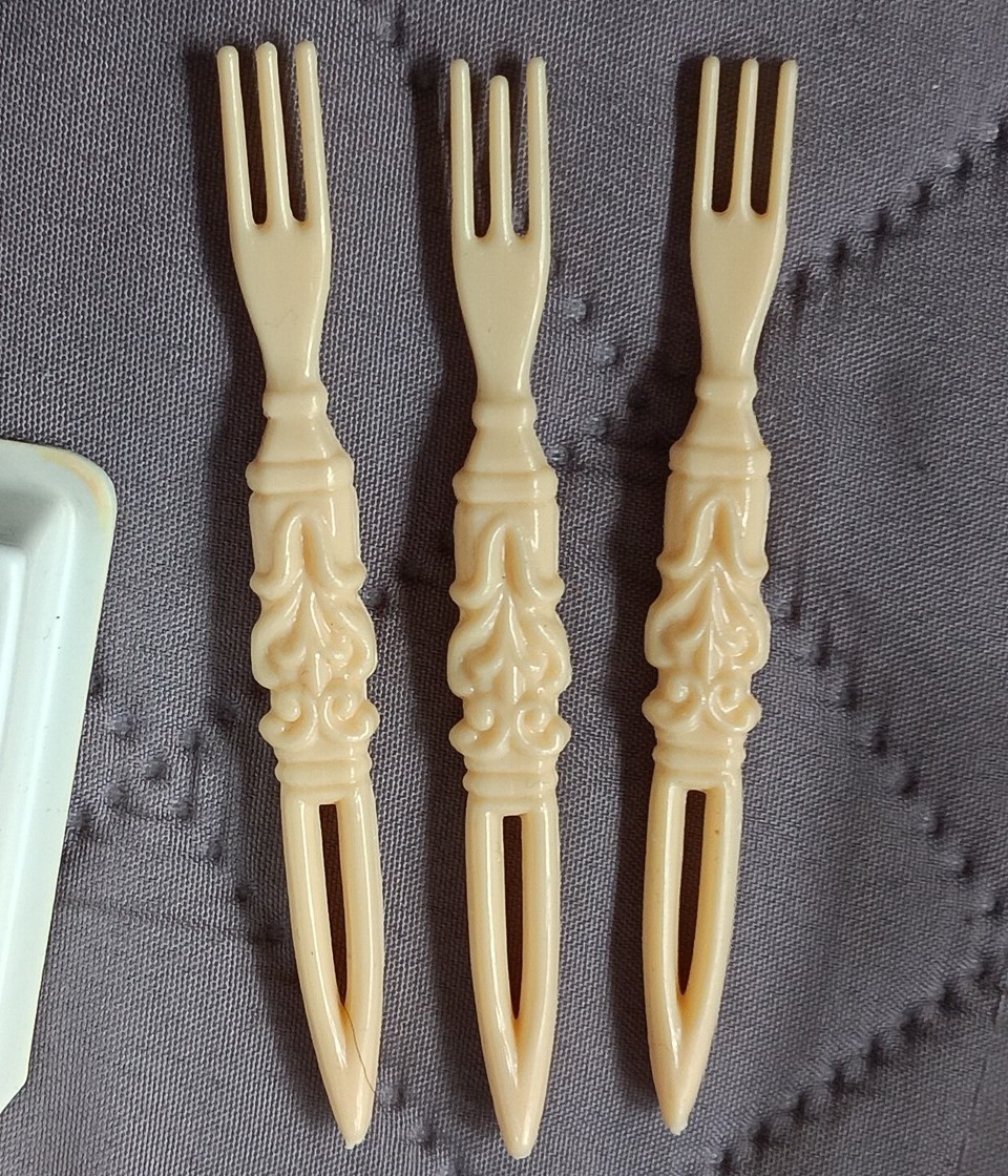 Vtg Cocktail Forks Plastic Ivory Hors D'Oeuvres Appetizer Picks Box 24 MCM