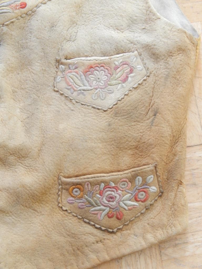 VINTAGE ATHABASKAN / N. CREE INDIAN BRAIN TAN SILK EMBROIDERED VEST - XLNT !