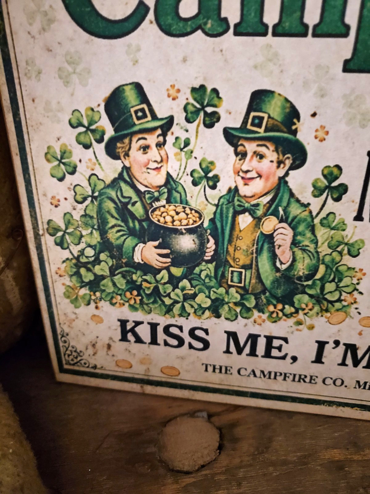 VINTAGE PRIMITIVE SHABBY STYLE ST PATRICKS DAY IRISH LEPRECHAUN CAMPFIRE SIGN