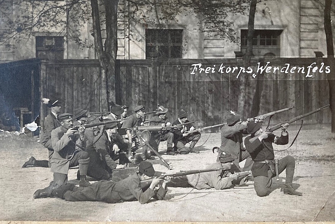 RARE! POST WWI GERMAN " FREIKORPS WERDENFELS " STREET FIGHT PHOTO POSTCARD RPPC