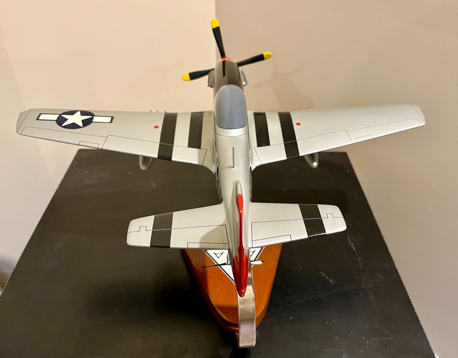 G51 MUSTANG GLAMOROUS GLENN 15" X 18" - PACIFIC AIRCRAFT - MAHOGANY WOOD MODEL