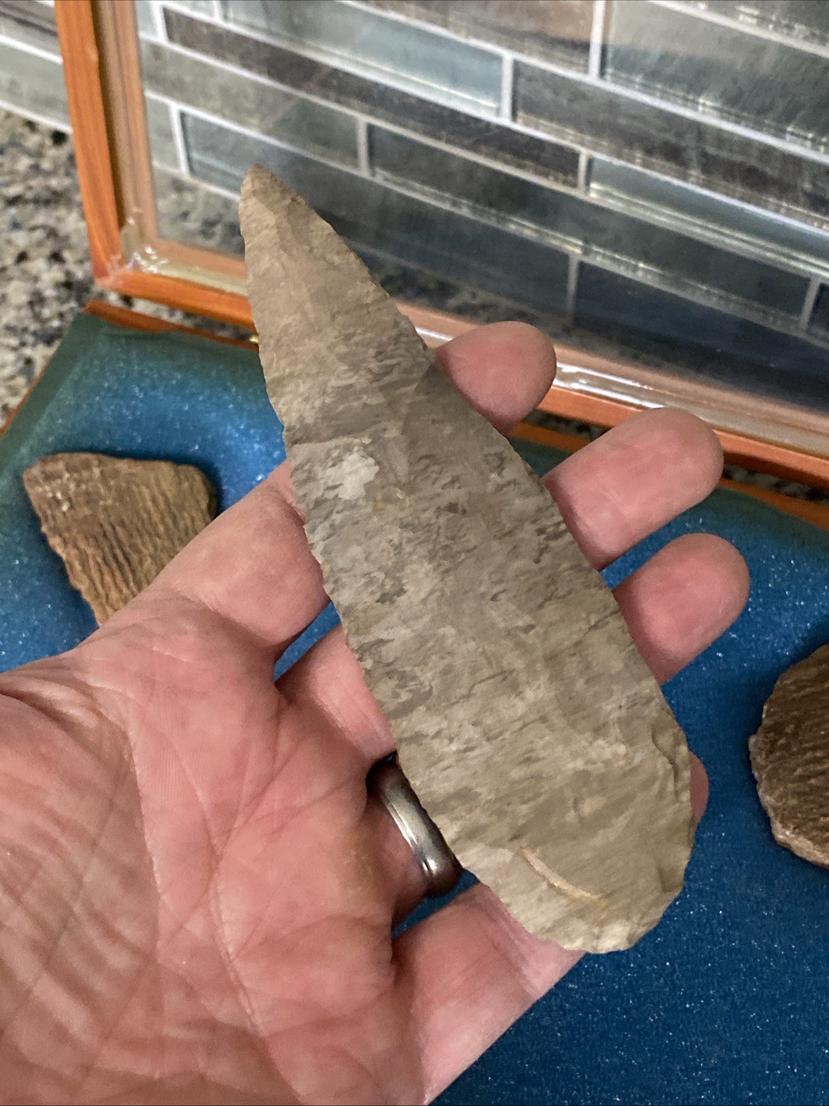 5-1/2” INDIAN ARTIFACT LERMA style BLADE FROM Mid Tn. Display Case & Pottery