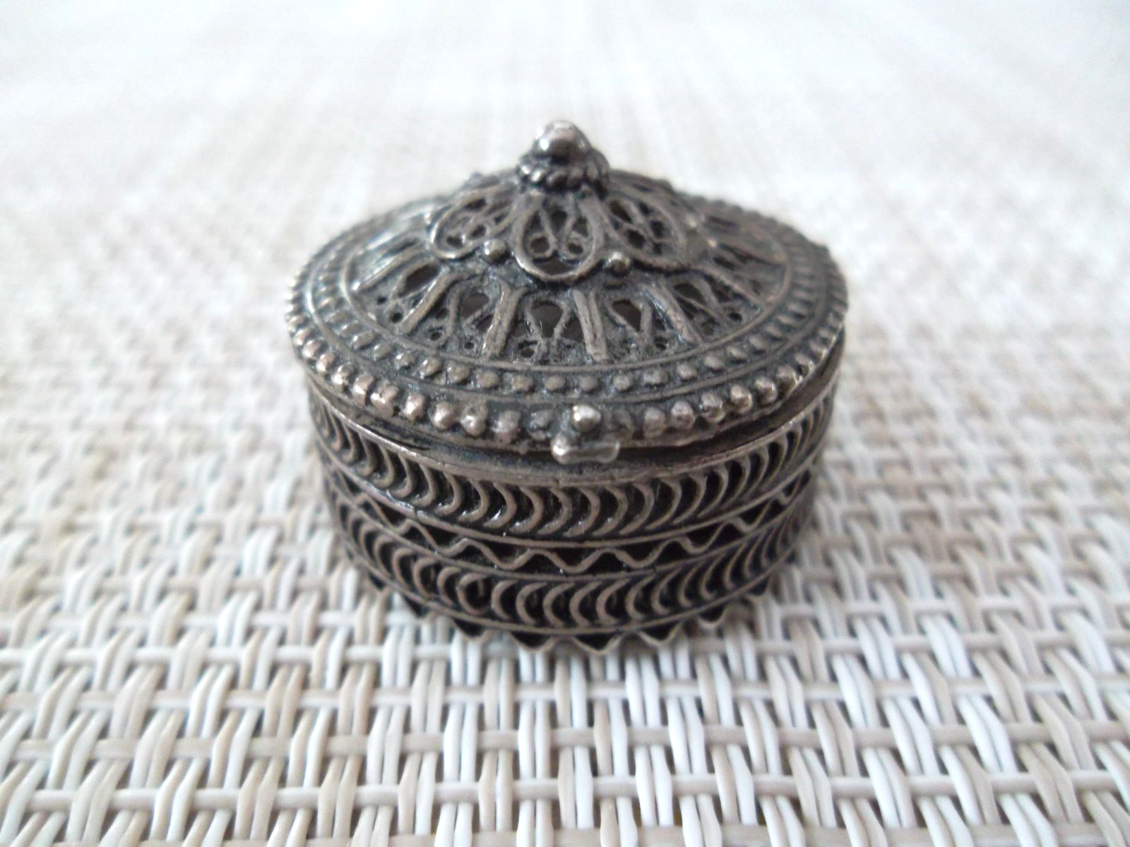 Snuff Box Pill Box Round  Antique Filigree  Sterling Silver  Victorian 14.7 gr