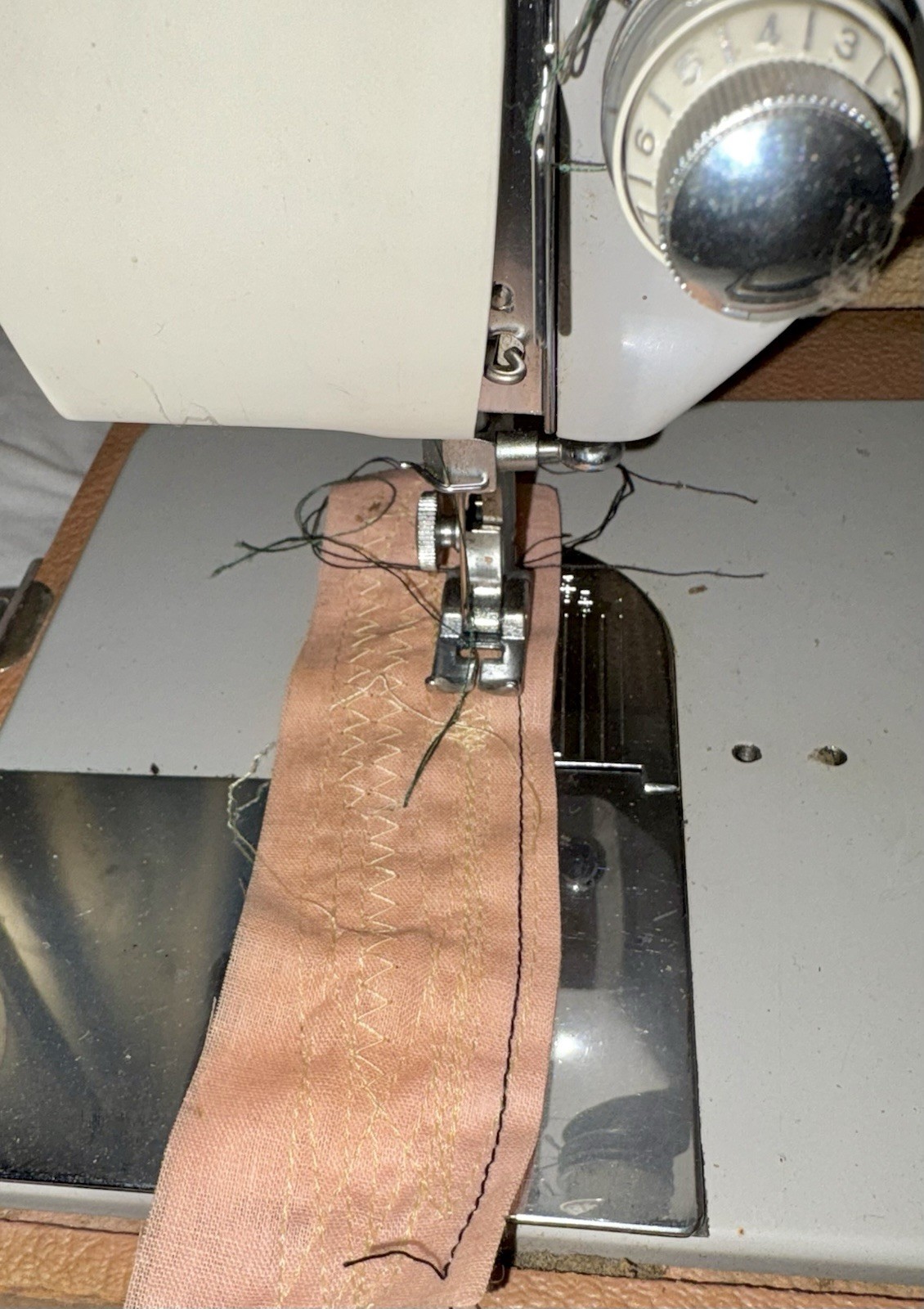 VINTAGE 1967 DOMESTIC ZIG-ZAF DIAL A STITCH MODEL 1665 SEWING MACHINE-WORKS WELL