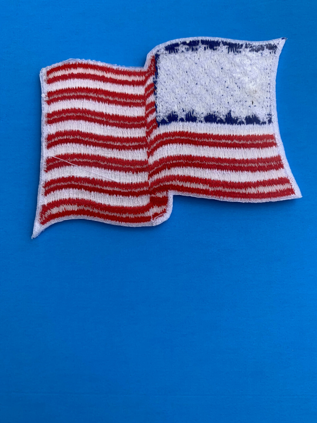 USA AMERICAN FLAG EMBROIDERED PATCH WAVING WAVY IRON-ON SEW-ON WHITE BORDER