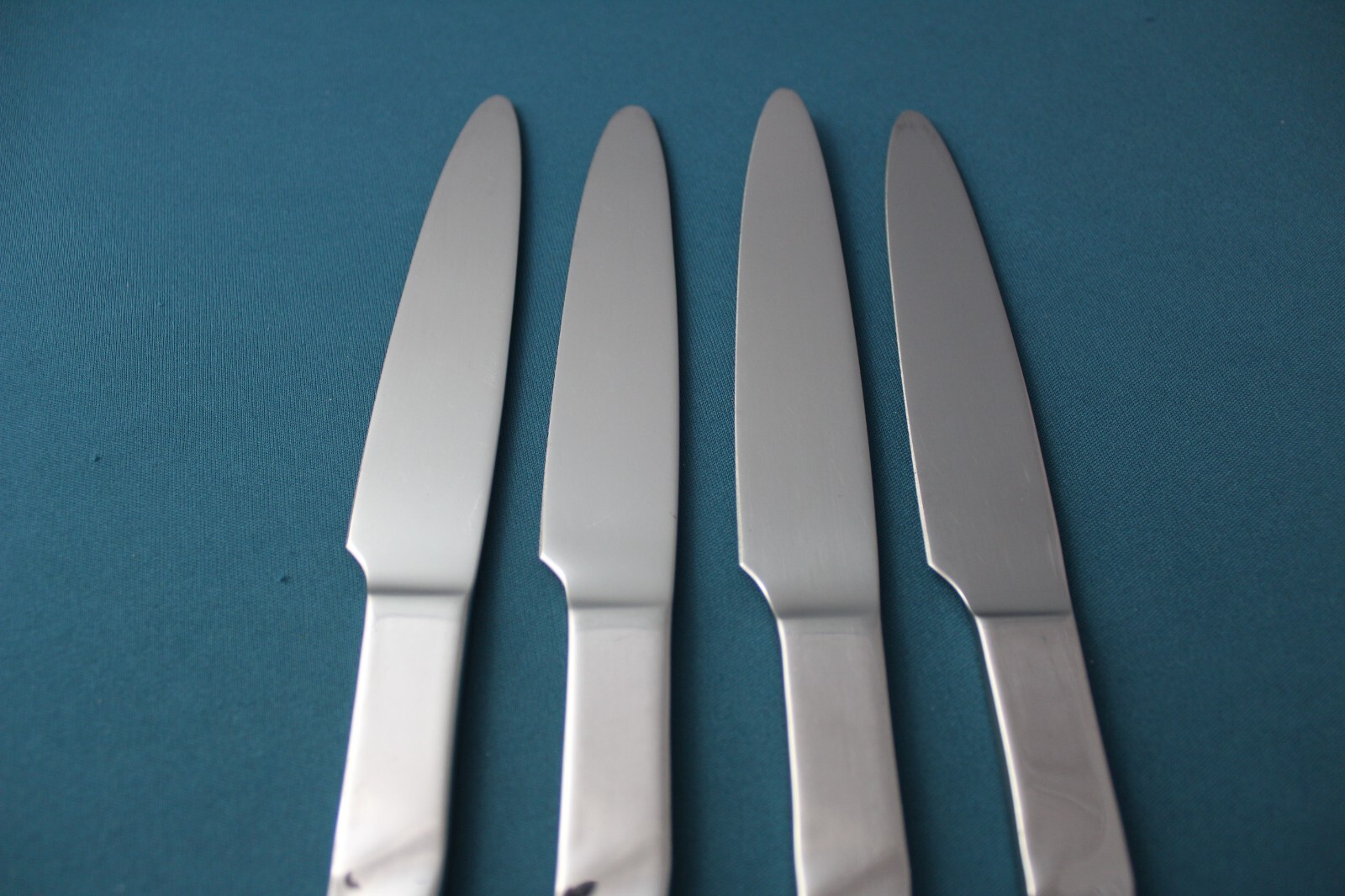 Pottery Barn LETTUCE Dinner Knives Solid (Set of 4) Stainless Japan 9 1/4"