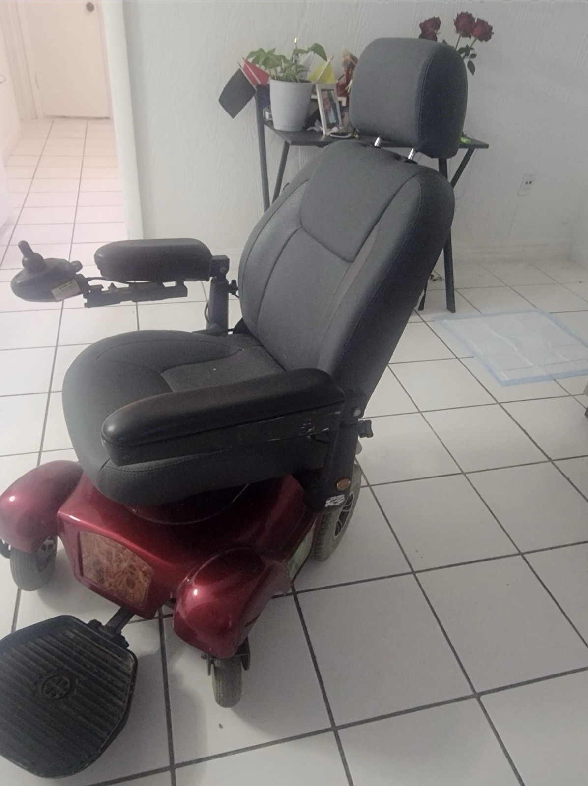 Jazzy Powerchair Red Black Swivel Seat 4-Wheel Electric Mobility Scooter