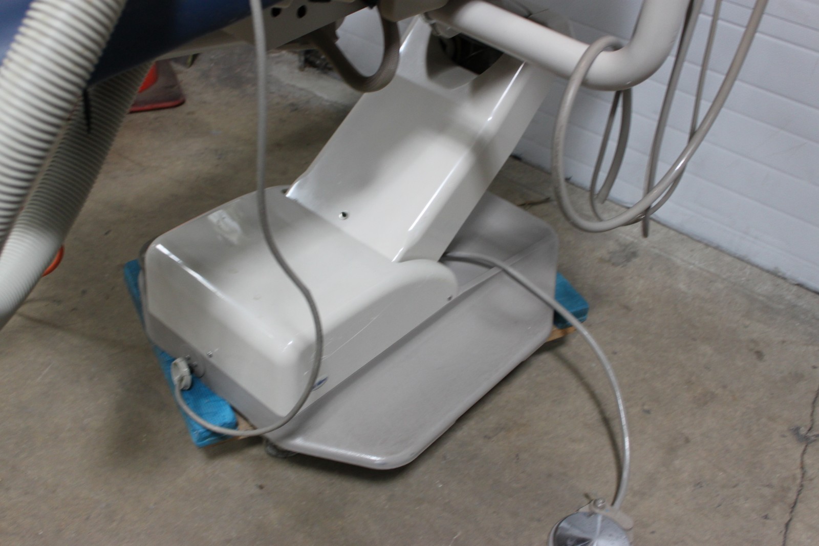 Adec Dental Patient Proma Exam Procedure Chair Unit & Light. Pls see the picture