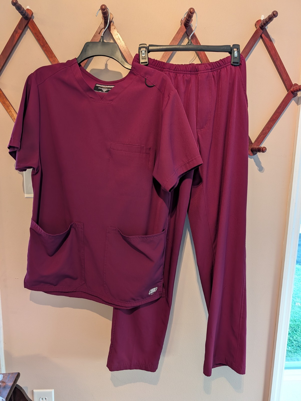 Skechers/Barco Scrubs Burgundy Men’s Set Top & Bottom Solid Pattern Size Small