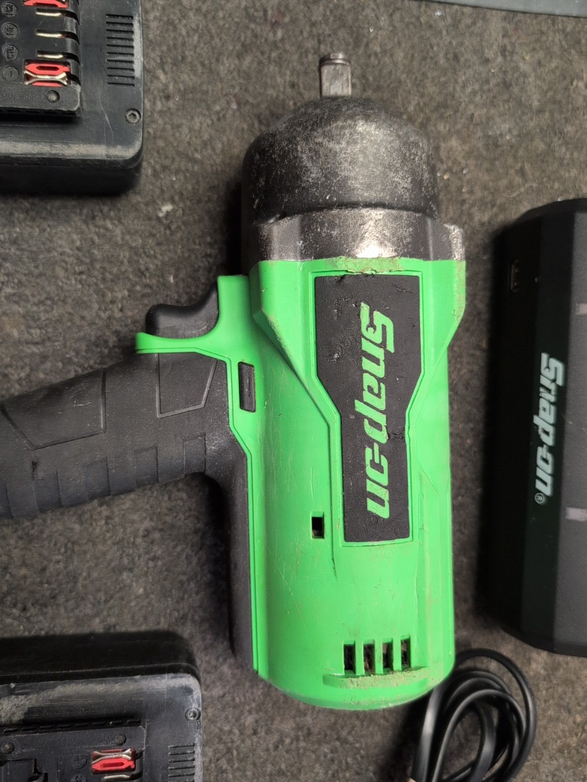 Snap-on 18V CT9050G 18 V 1/2" Drive Impact Wrench with 2 Batteries And charger