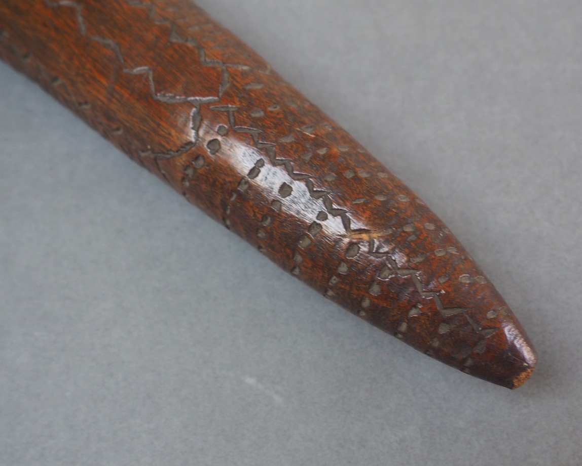 FINE ANTIQUE AUSTRALIAN ABORIGINAL TRIBAL ART CARVED WOODEN NULLA NULLA LEANGLE