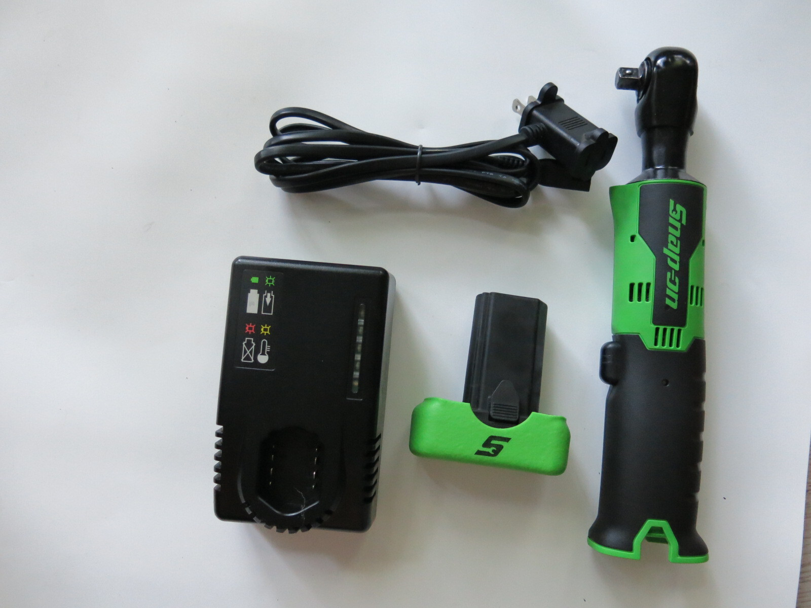 Snap-On CTR761 Green  3/8"  14.4v  Cordless Ratchet Battery & Charger Set