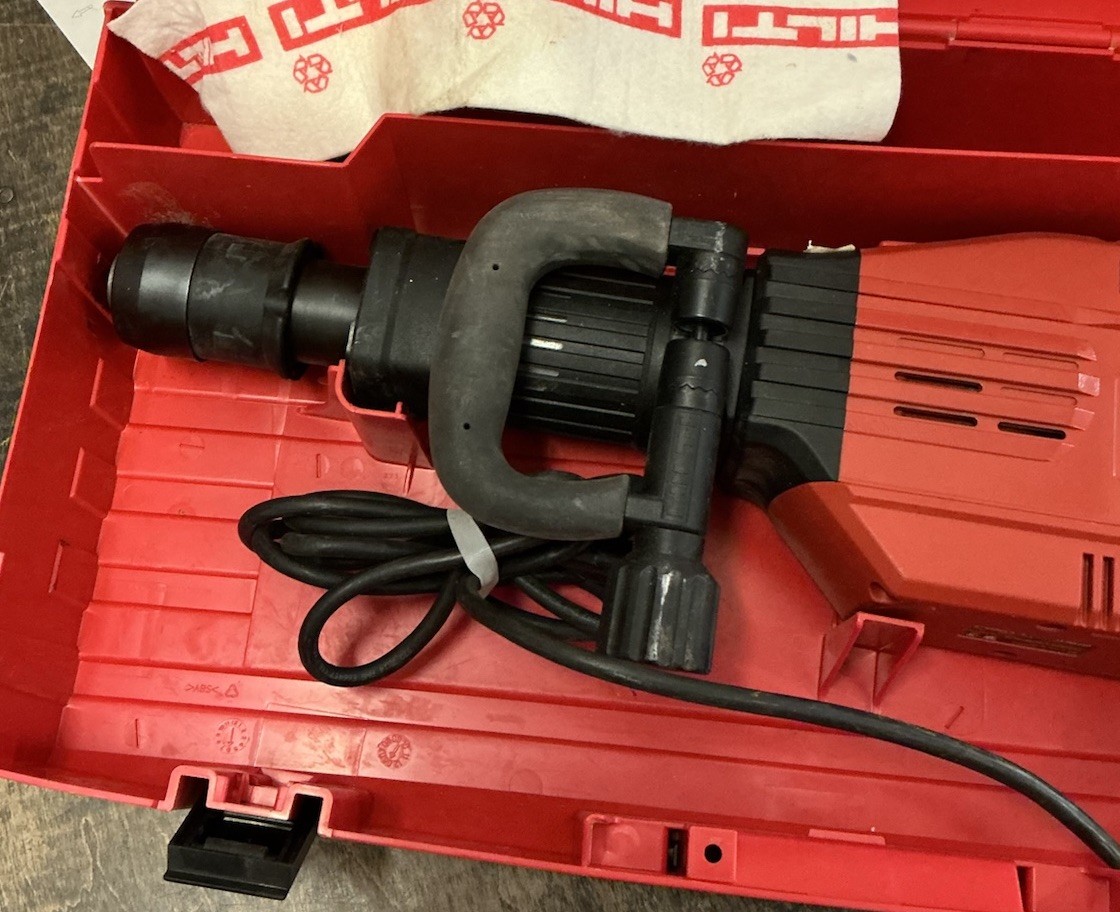 HILTI TE 905-AVR Demolition Hammer/Concrete Breaker w/ Case