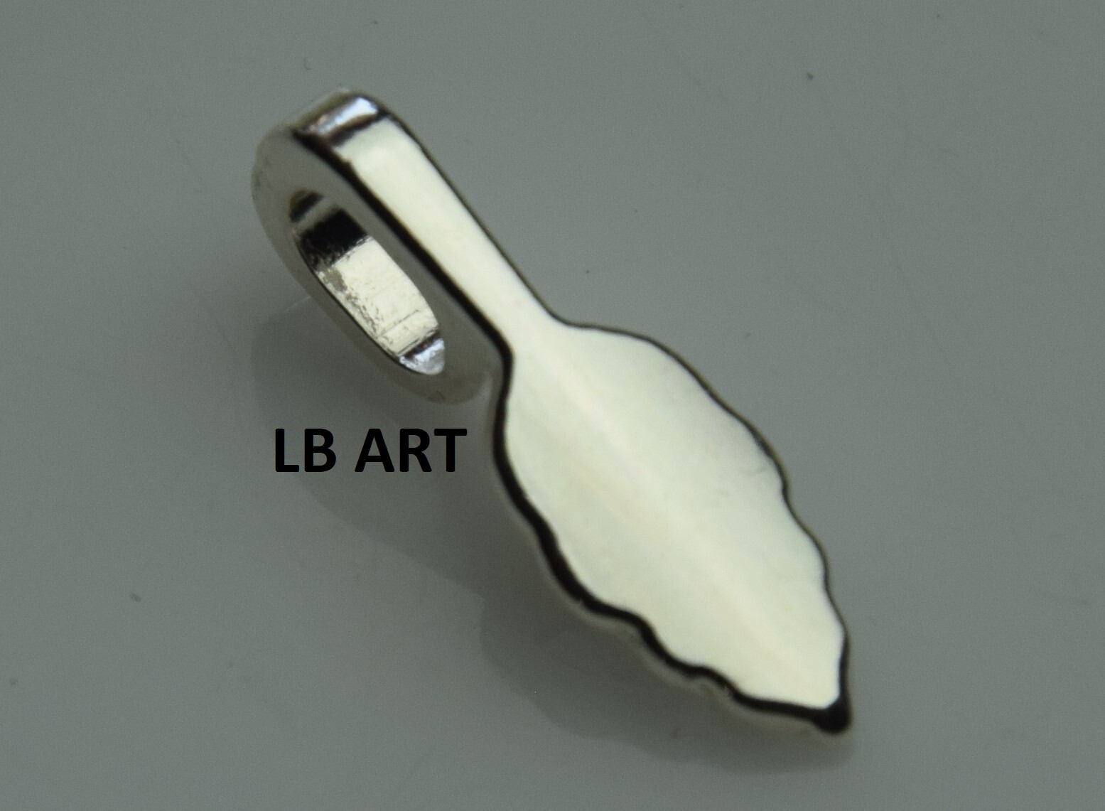 New Sealed pack of 25 AANRAKU Large Silver Plated Leaf Pendant Bails