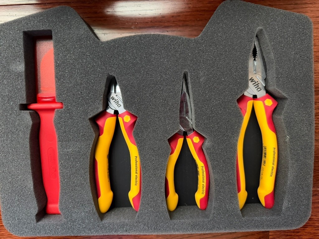 Wiha 31592 24 Piece Insulated Tool Set with case and soft padded foam Metric