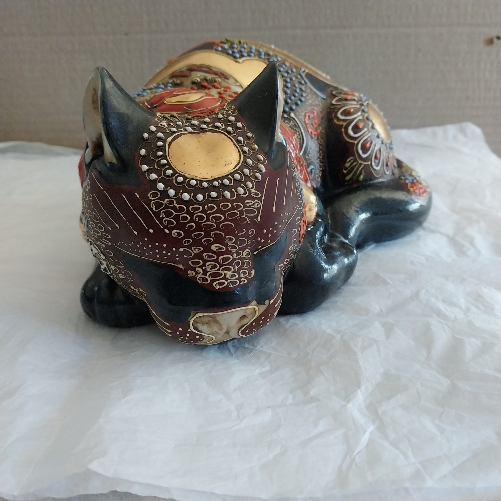 Japanese Kutani Style Moriage Nemurii Neko Sleeping Cat 10" Signed Black Gold