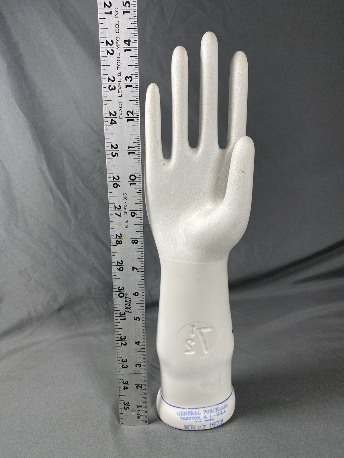 VINTAGE GLOVE MOLD RIGHT HAND 1972 GENERAL PORCELAIN TRENTON NJ SIZE 7 1/2