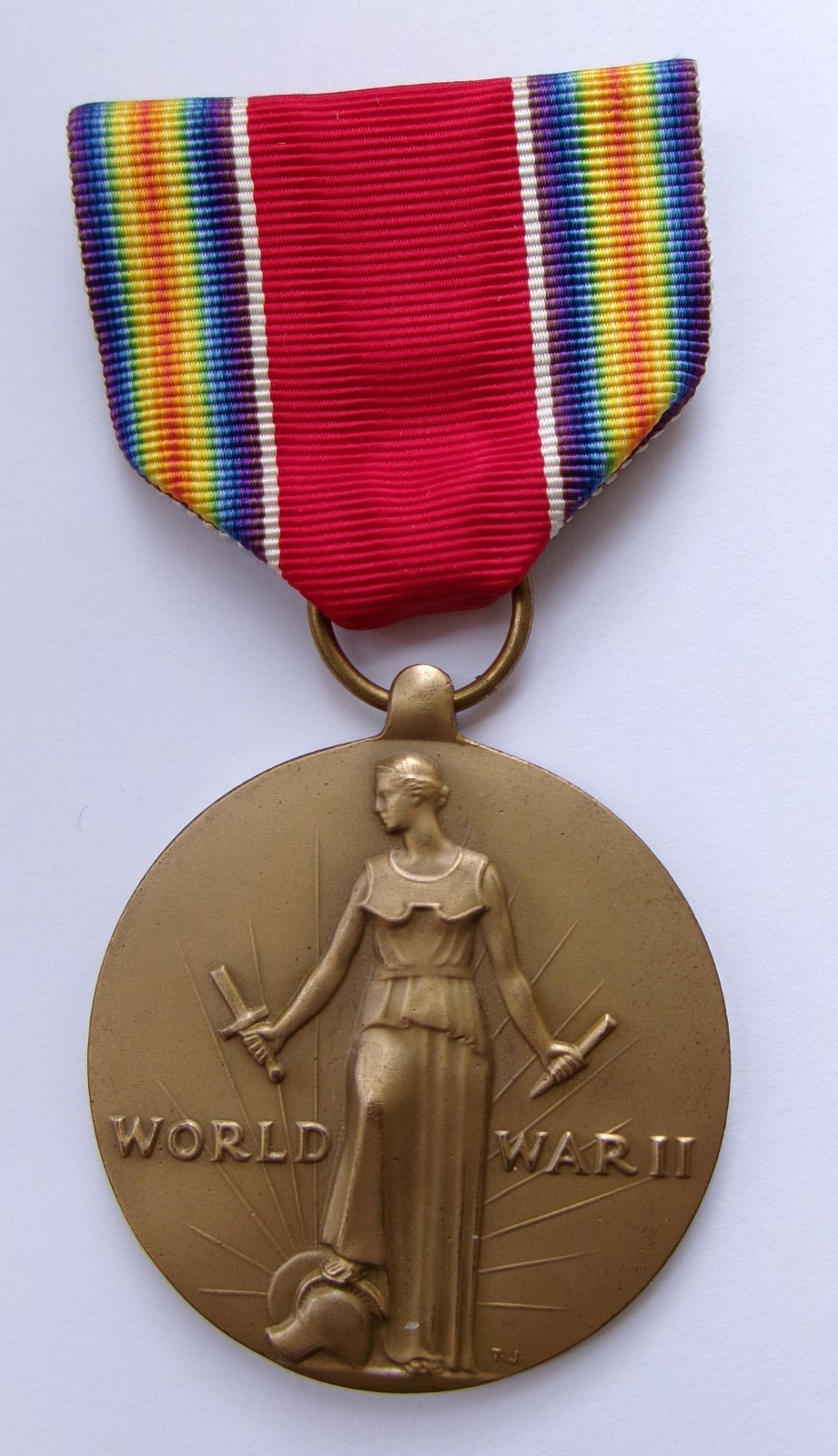 US WW2 Victory Medal in box of issue + ruptured duck badge + ribbon bars