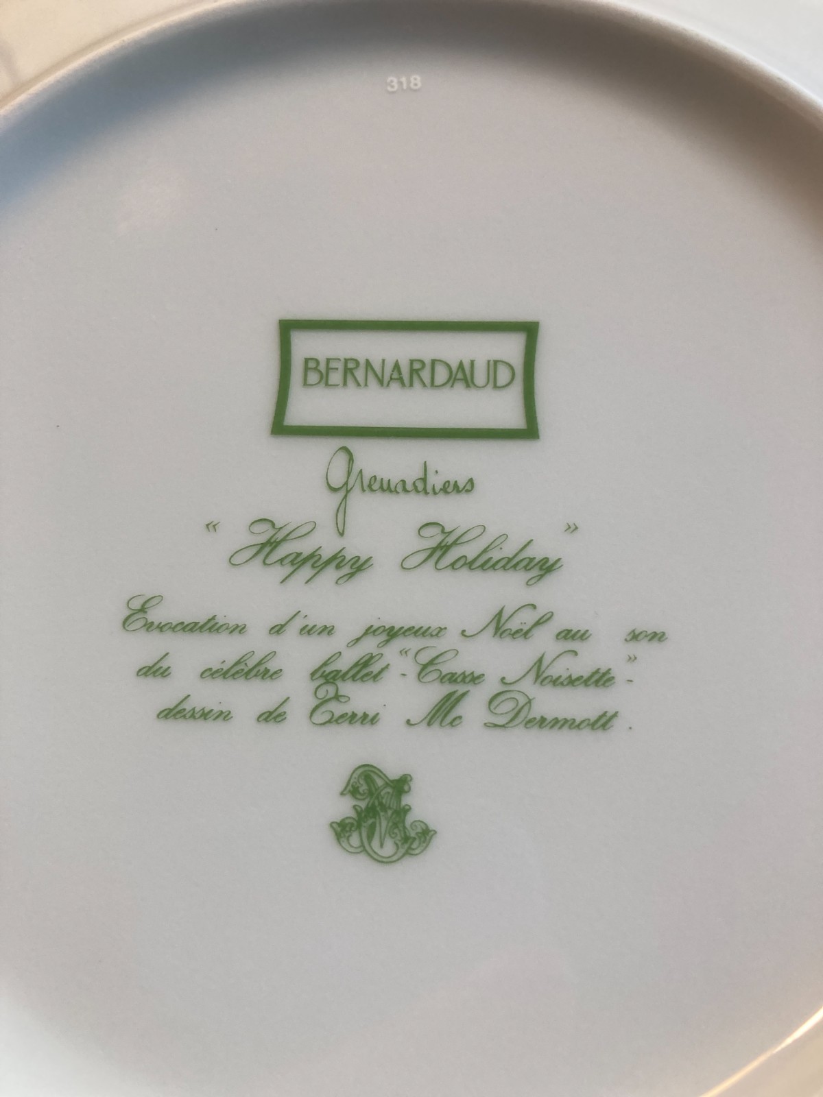 EXCELLENT BERNARDAUD GRENADIERS HAPPY HOLIDAY 9 5/8 ROUND VEGETABLE SERVING BOWL