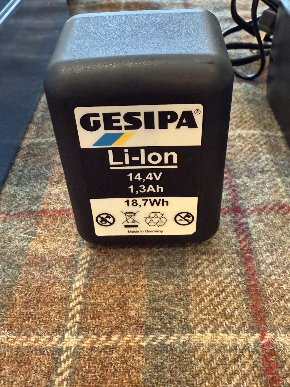 GESIPA 14.4V Li-ion Accubird Riveter w/ Metal Case, 1.3Ah Battery & Charger