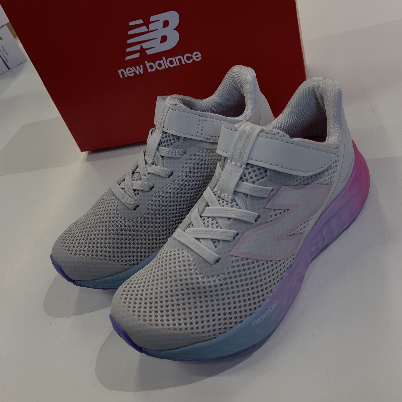 New Balance Fresh Foam Arishi V4 Grey Pink Bungee Lace.