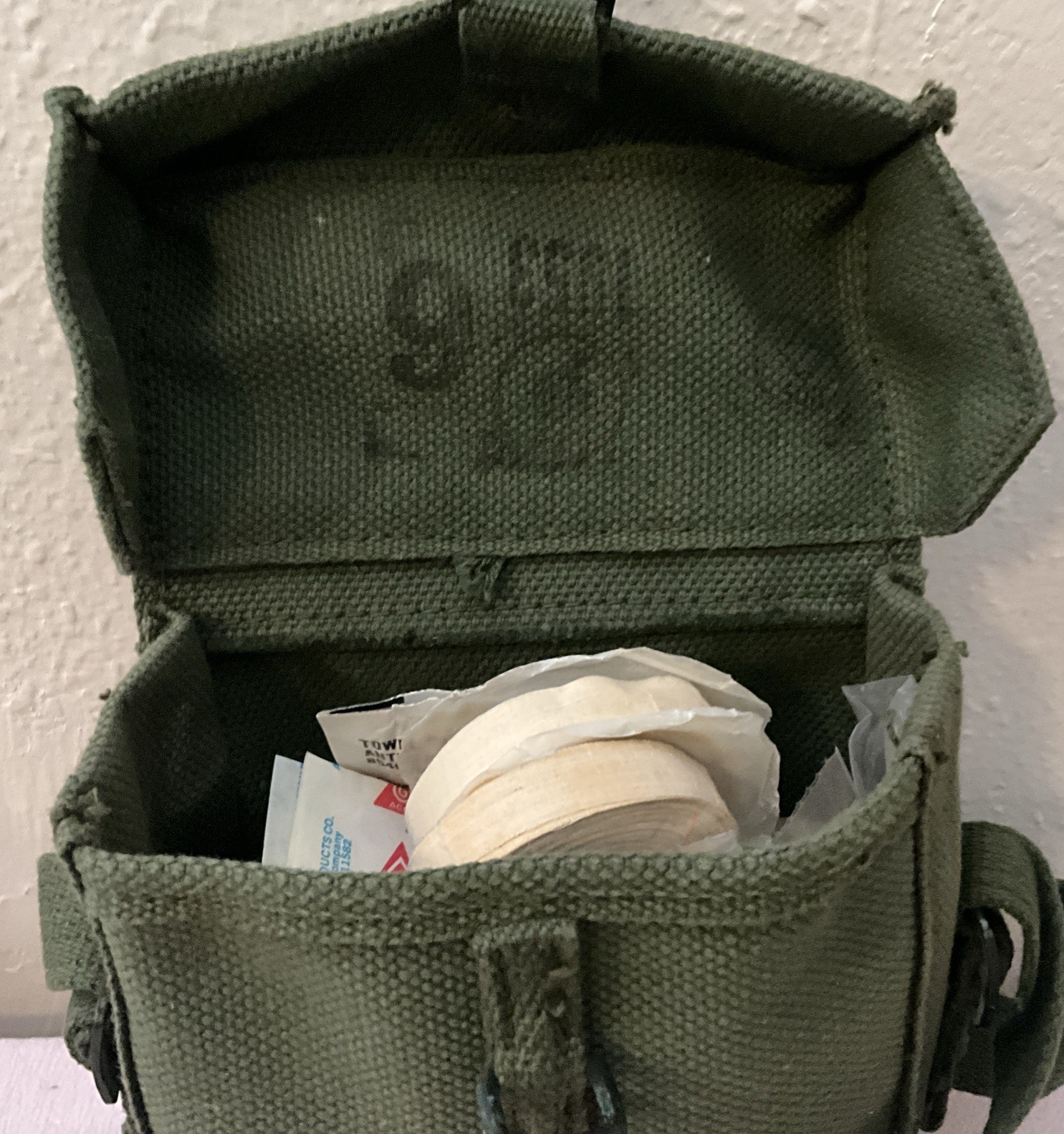 Era Vietnam , Vintage First Aid Kit 1953