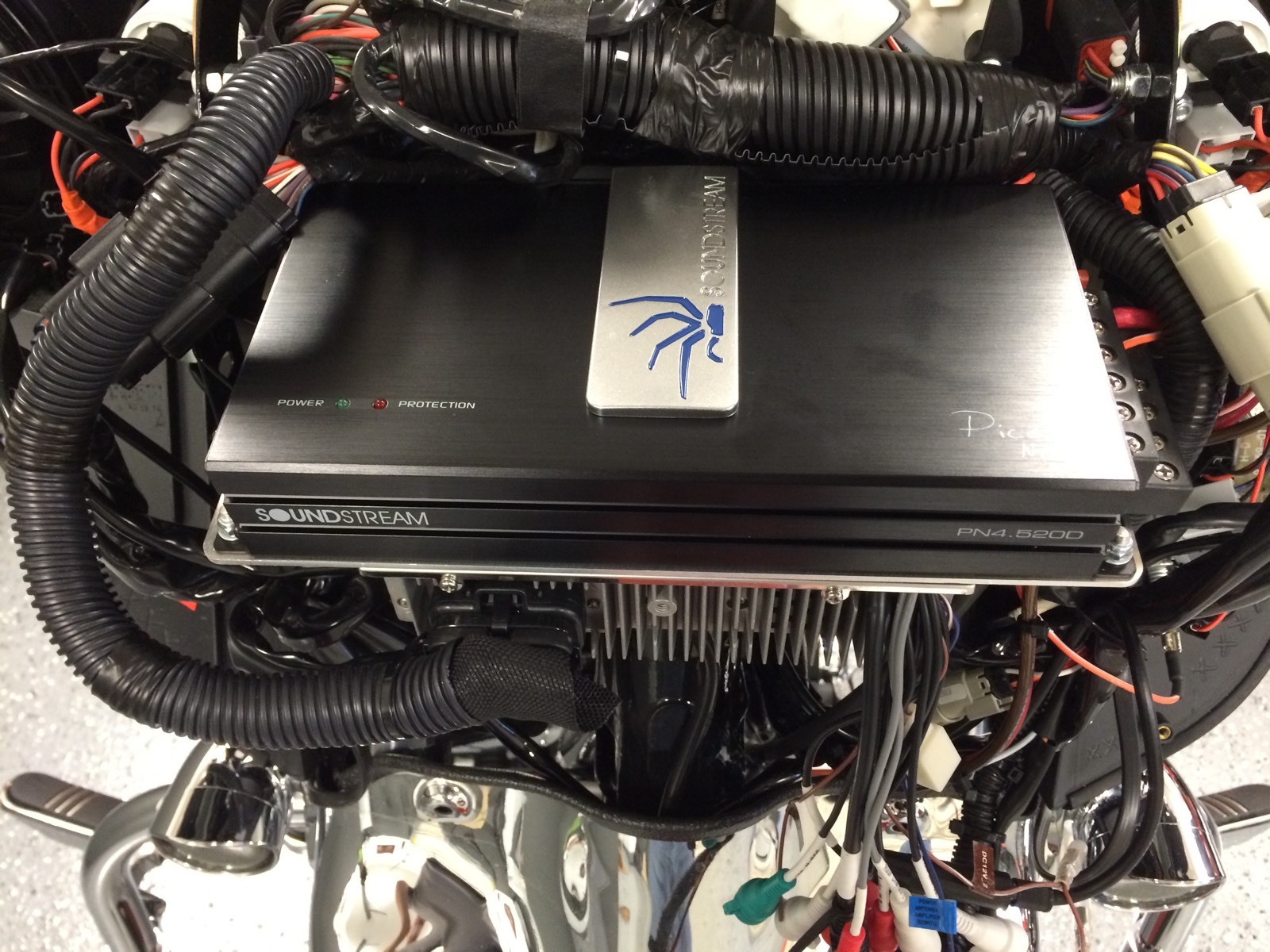 2008 - 2013 Batwing large amplifier mounting kit Harley Street Glide Diamond