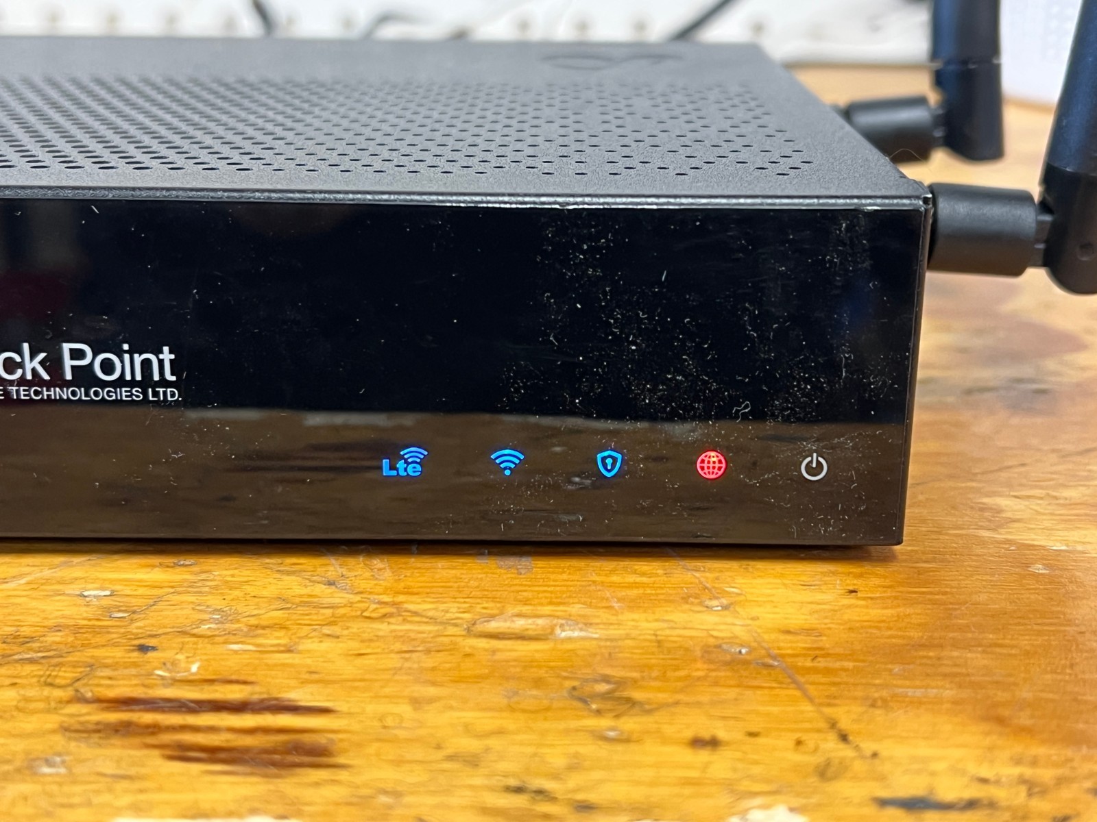 Check Point V-81WL Network Security Device (POWER-TESTED/LICENSE STATUS UNKNOWN)