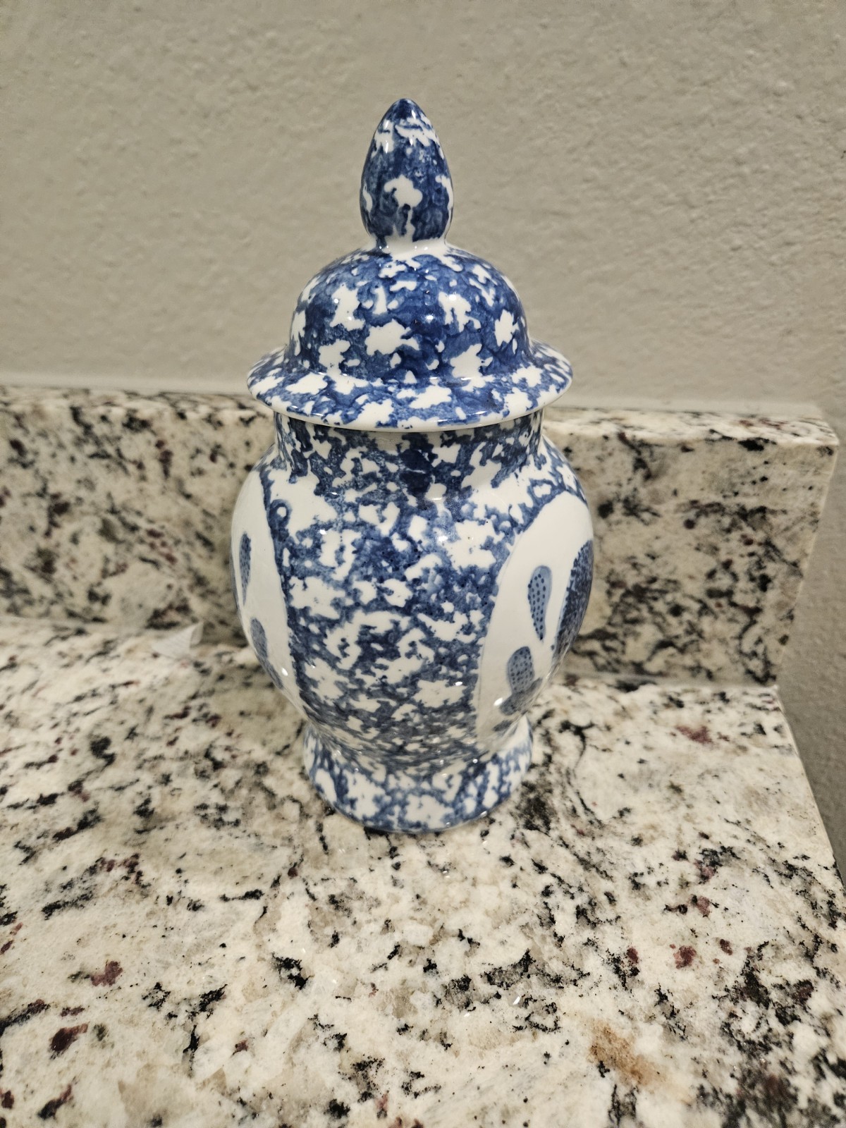Home decor - Gorgeous ginger jar in cobalt blue heart design and mottled pattern