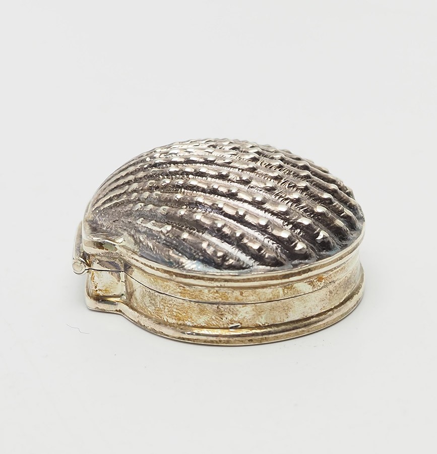 Beautiful designer vintage sterling silver shell shape trinket pill box