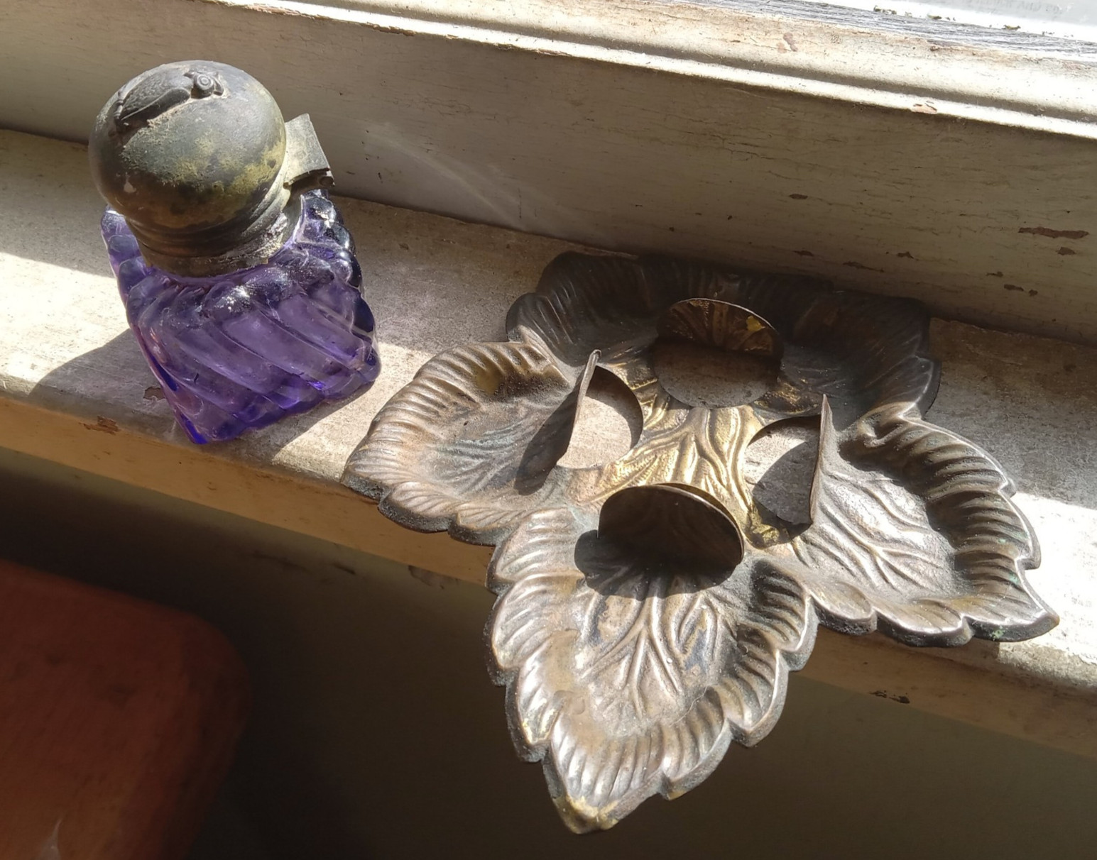 1890s AMETHYST GLASS SWIRLED CUBE INKWELL WITH OWL ON LID BRASS LEAF BASE