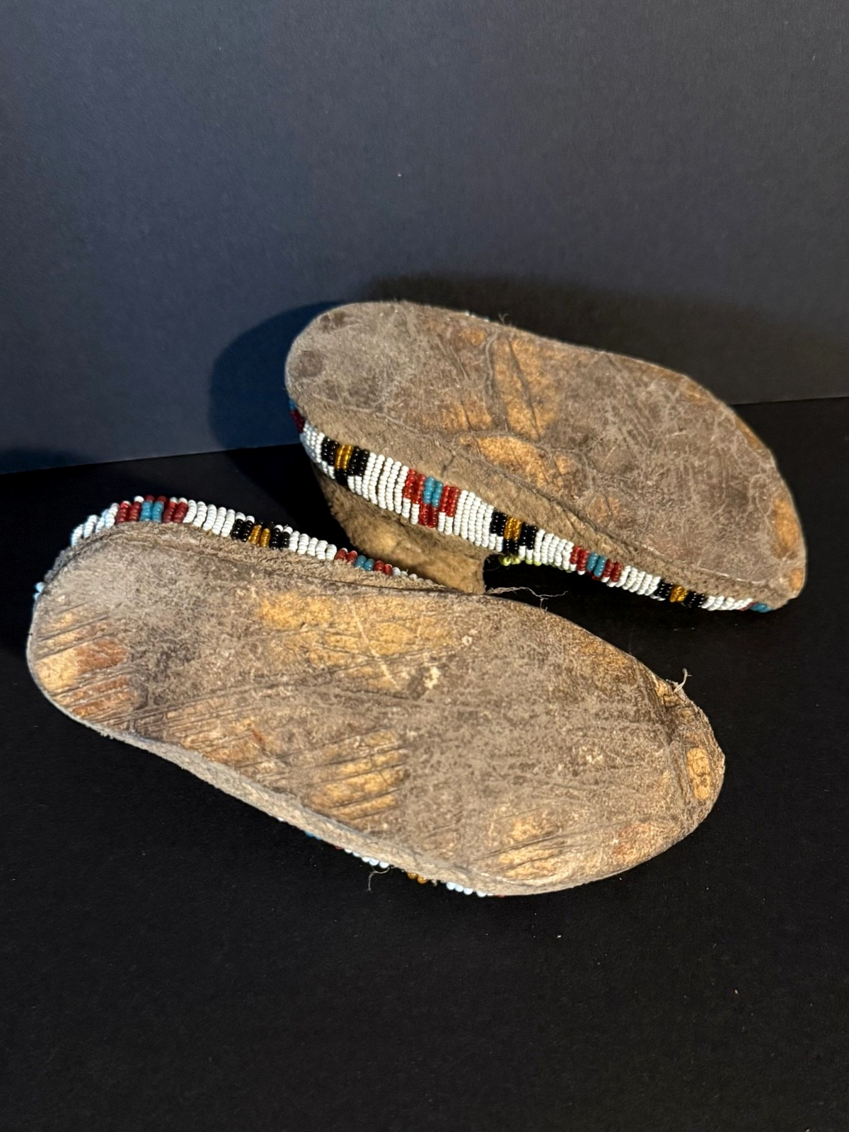 HISTORIC SIOUX PLAINS CHILD’S MOCCASINS,SINEW SEWN BEADED HIDE,C1900,EXCELLENT!