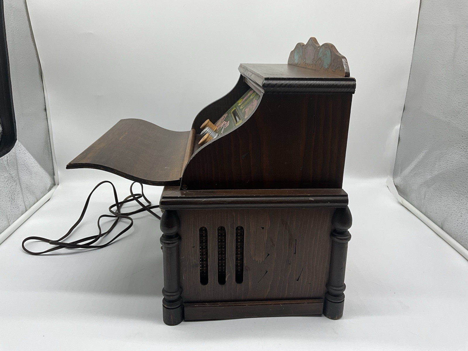 Guild Vintage 1965 "Button & Bows " Vacuum Tube AM/FM Radio Sewing Cabinet