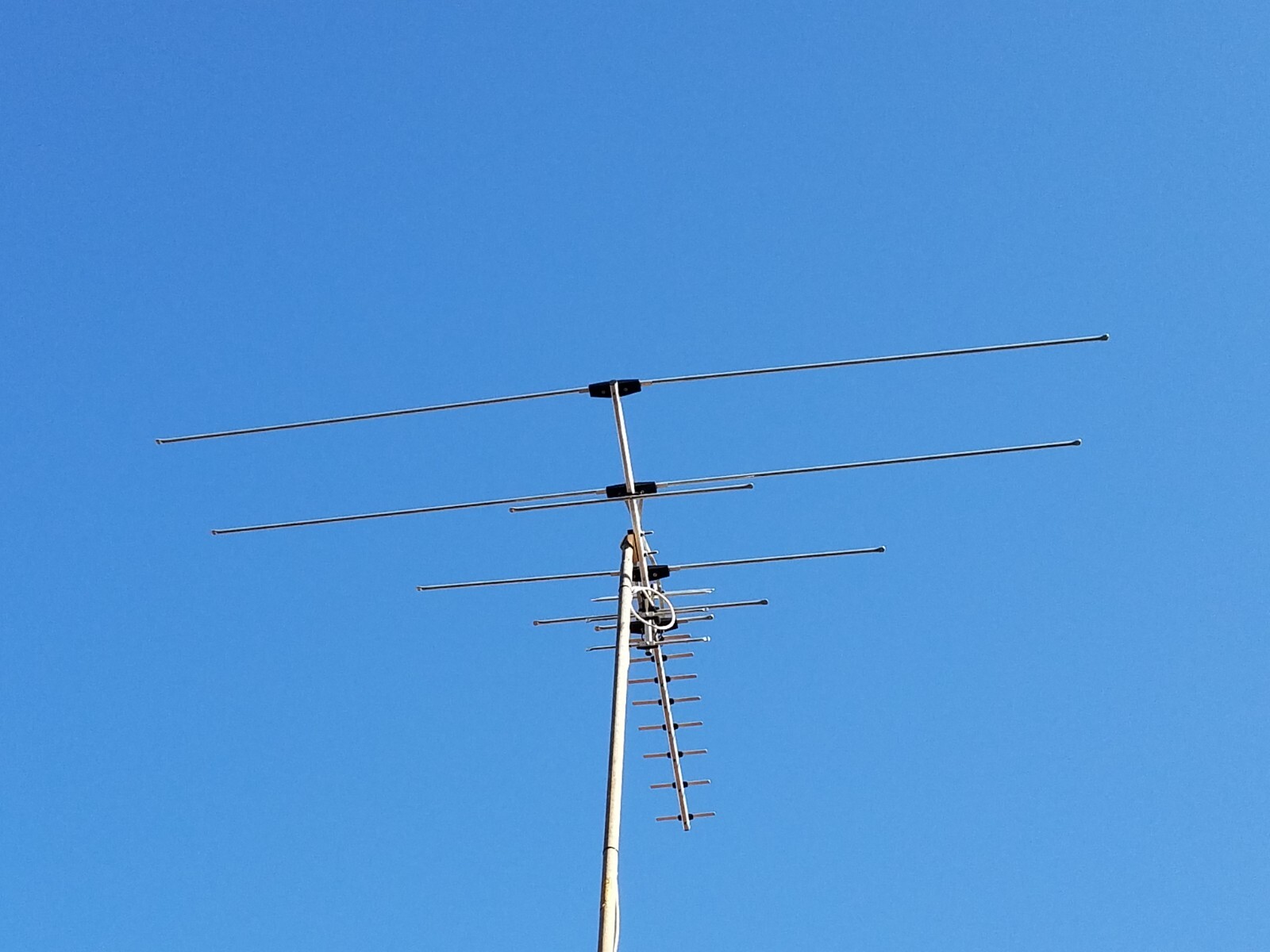 250 Mile Long Range HDTV1080p Outdoes 990 m TV Antenna Digital UHF/VHF FM Radio