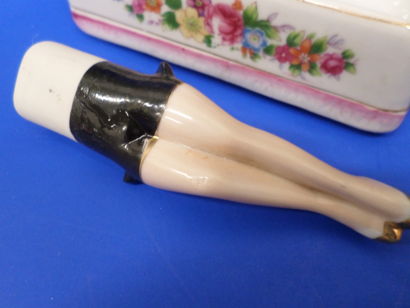 Vintage SEXY Risque Lady w/ Fan Black Shorts Legs NAUGHTY NODDER ASHTRAY