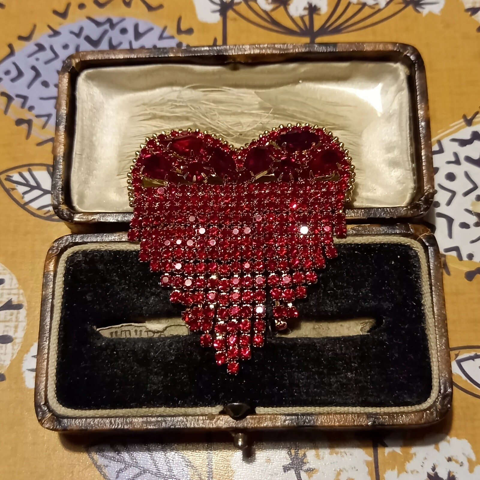Vintage Style Rhinestone Heart Badge Pin, Exquisite Love Corsage for Women