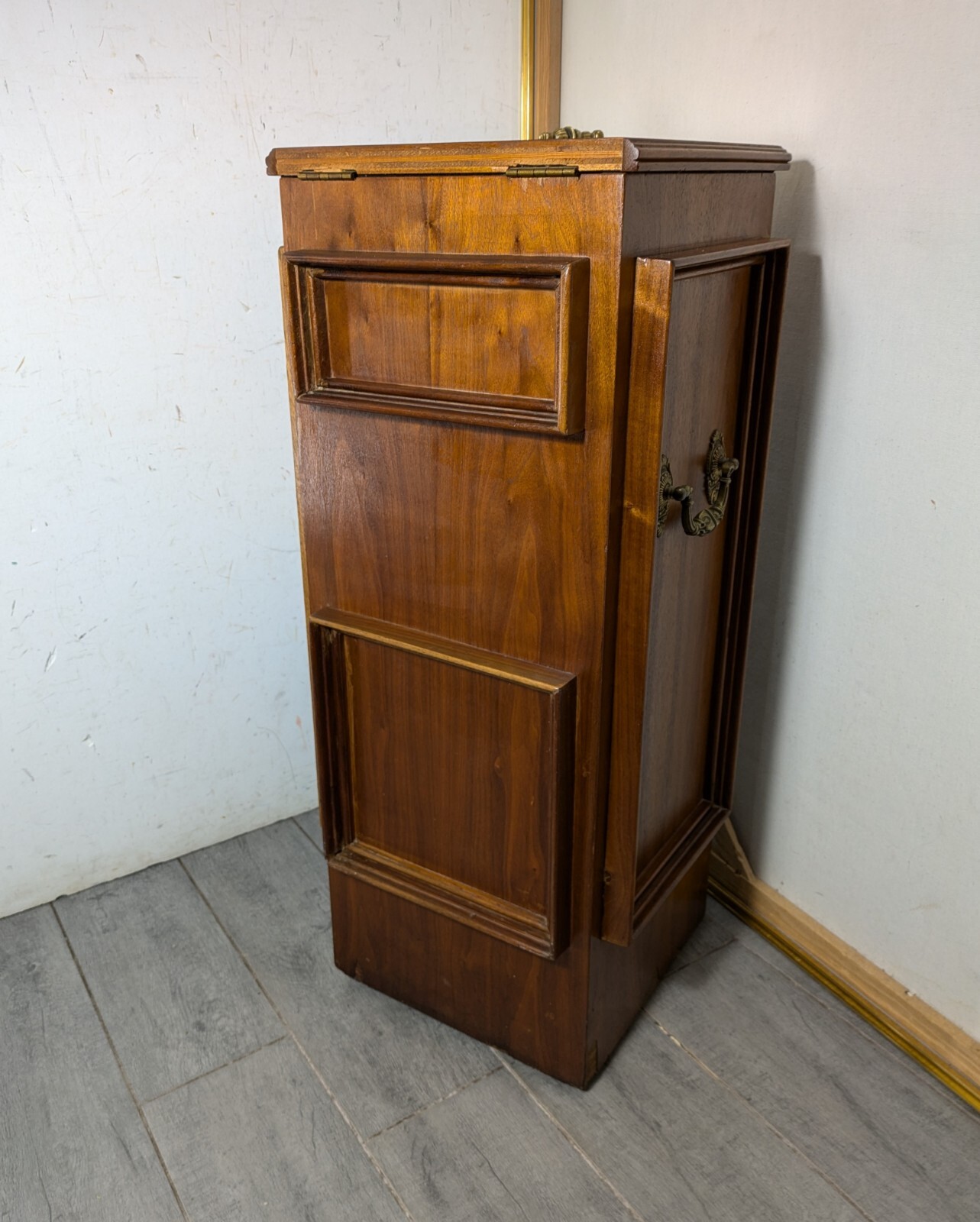 Vintage Art Deco English Regency Flip Top Cellarette Liquor Bar Rolling Cabinet