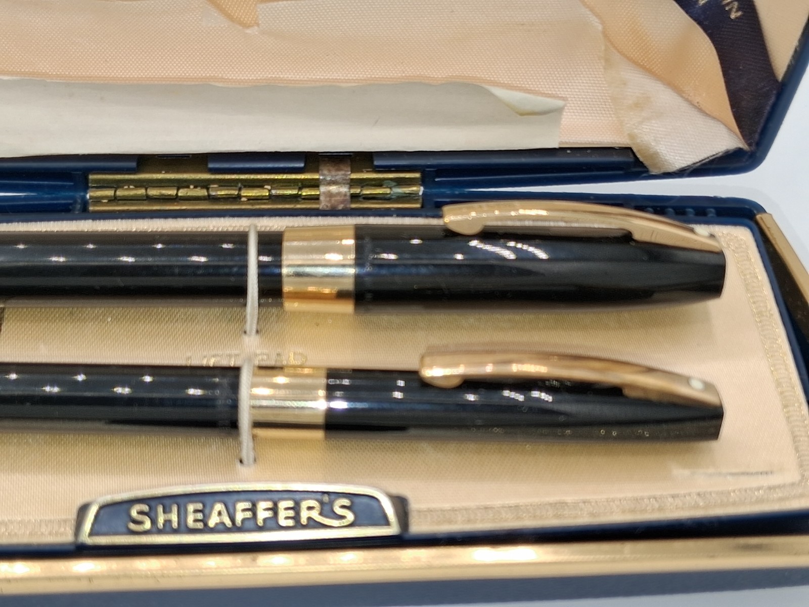 Vintage Sheaffer's Silver & Black Fountain Pen/Pencil Set w Original Case