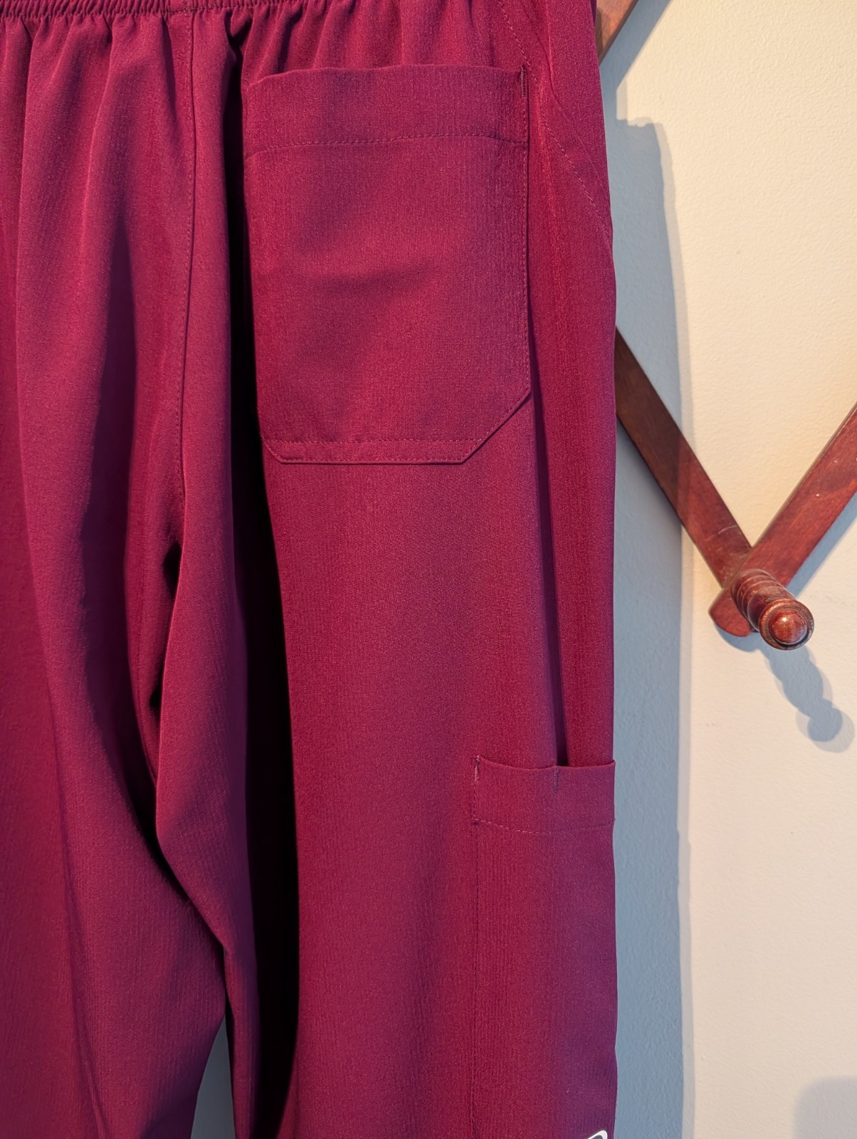 Skechers/Barco Scrubs Burgundy Men’s Set Top & Bottom Solid Pattern Size Small